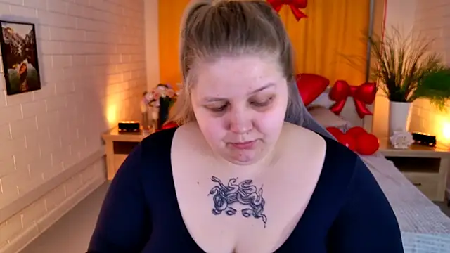 Snapshot of SladaDell chatting on February 22, 9:08 am SladaDell online show from February 22, 9:08 am