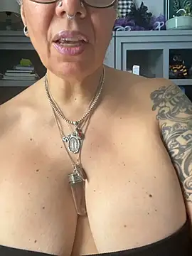 dieseldame1313 online show from April 3, 7:23 pm