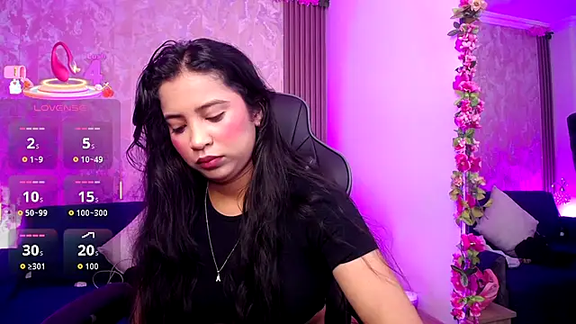 Snapshot of SophiaWalker_1 chatting on October 21, 12:17 pm SophiaWalker 1 online show from October 21, 12:17 pm