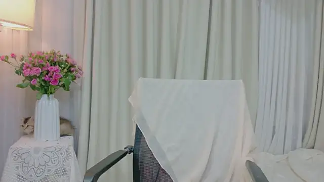 Snapshot of Vessi-babe chatting on June 9, 2:28 pm Vessi-babe online show from June 9, 2:28 pm