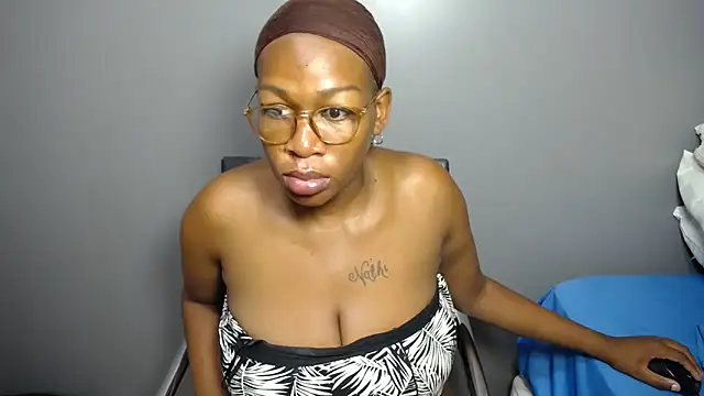 Snapshot of Ozimpho chatting on February 6, 12:48 am Ozimpho online show from February 6, 12:48 am