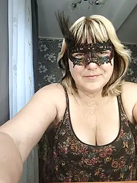 Snapshot of AliceGold5231 chatting on April 11, 5:23 am AliceGold5231 online show from April 11, 5:23 am