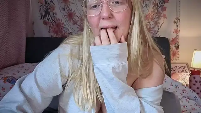 Daisyxoxo  online show from September 16, 8:37 am