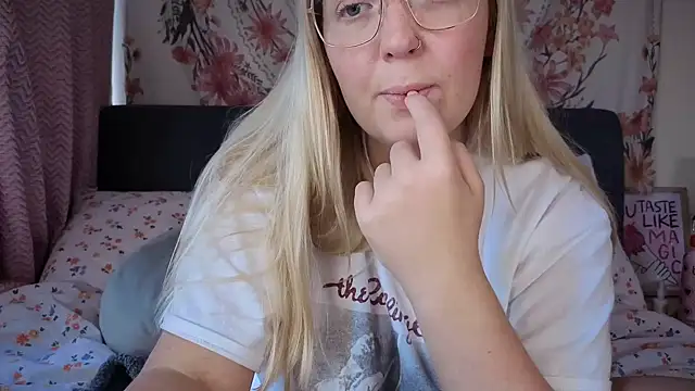 Daisyxoxo  online show from October 7, 8:33 am