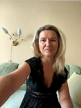 AliceSwan4011 online show from September 19, 2:51 pm