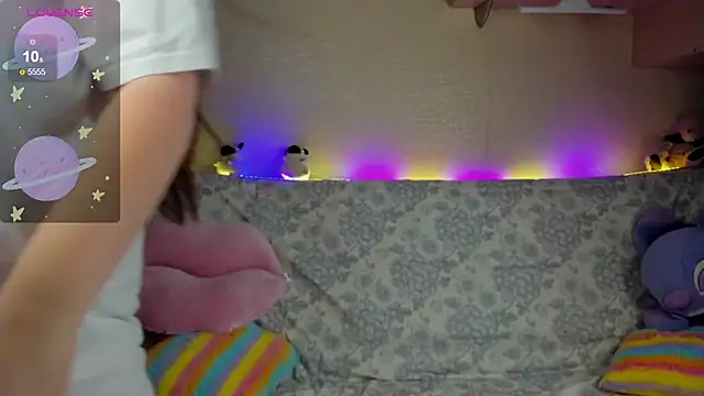 Snapshot of Alice_next_door chatting on November 13, 8:57 am Alice next door online show from November 13, 8:57 am