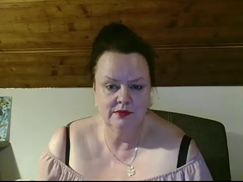 Snapshot of TiffanyMature chatting on February 16, 9:33 pm TiffanyMature online show from February 16, 9:33 pm