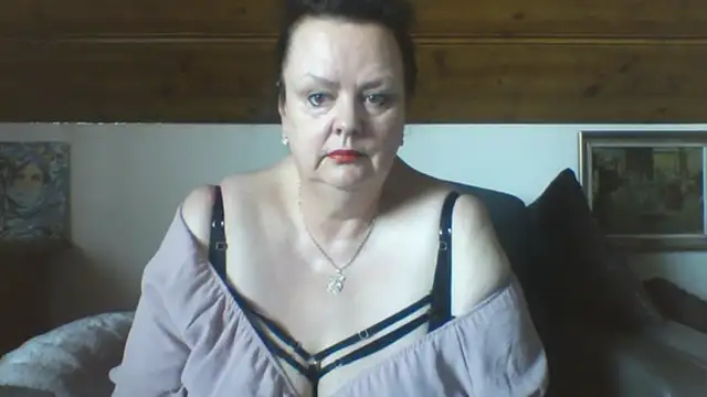 Snapshot of TiffanyMature chatting on March 11, 10:32 am TiffanyMature online show from March 11, 10:32 am