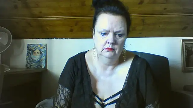 Snapshot of TiffanyMature chatting on April 2, 8:34 am TiffanyMature online show from April 2, 8:34 am