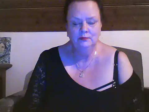 Snapshot of TiffanyMature chatting on April 3, 8:40 pm TiffanyMature online show from April 3, 8:40 pm