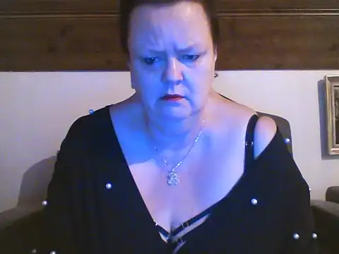 Snapshot of TiffanyMature chatting on April 4, 8:06 pm TiffanyMature online show from April 4, 8:06 pm