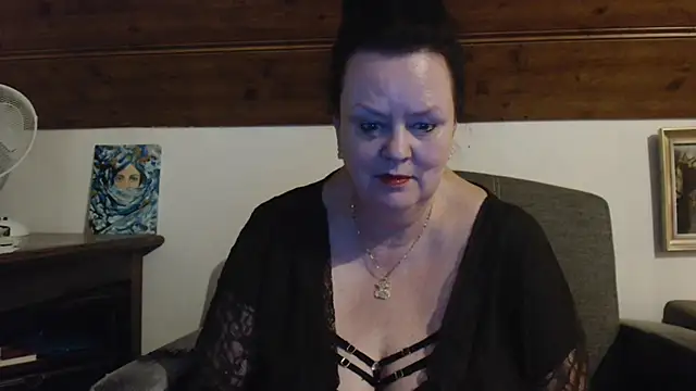 Snapshot of TiffanyMature chatting on April 5, 8:17 pm TiffanyMature online show from April 5, 8:17 pm