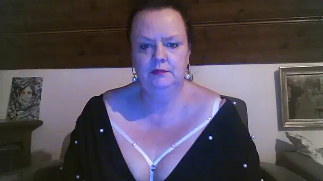 Snapshot of TiffanyMature chatting on April 10, 8:24 pm TiffanyMature online show from April 10, 8:24 pm