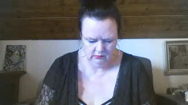 Snapshot of TiffanyMature chatting on April 12, 3:17 pm TiffanyMature online show from April 12, 3:17 pm