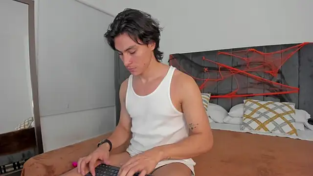 Snapshot of AlexanderHall chatting on October 28, 12:58 am AlexanderHall online show from October 28, 12:58 am