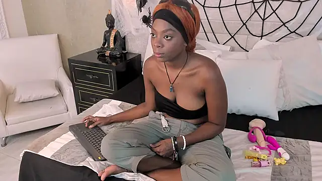 OliviaGarciaa online show from October 12, 8:30 pm