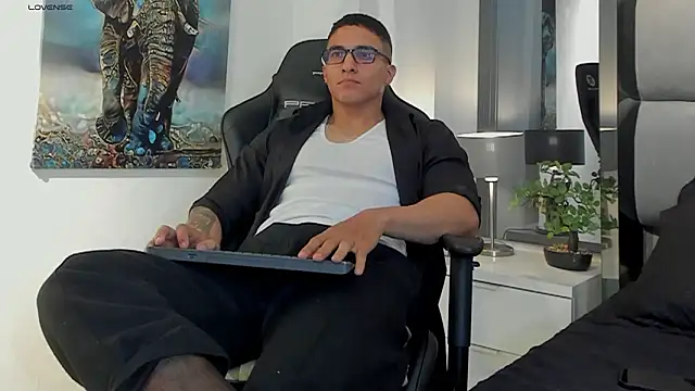 Snapshot of Dash_Bukoski chatting on February 16, 11:39 am Dash Bukoski online show from February 16, 11:39 am