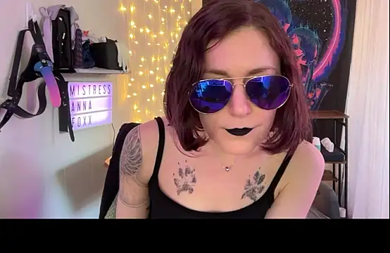 Snapshot of mistressannafoxx chatting on September 11, 12:00 am mistressannafoxx online show from September 11, 12:00 am