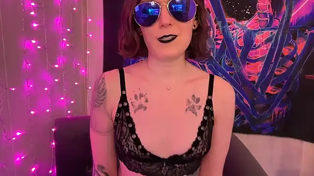 Snapshot of mistressannafoxx chatting on September 28, 1:22 am mistressannafoxx online show from September 28, 1:22 am