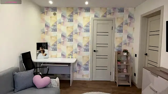 NylaNadler online show from February 27, 6:02 am