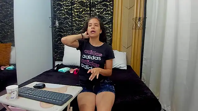 Snapshot of MiaCours chatting on February 14, 12:24 pm MiaCours online show from February 14, 12:24 pm