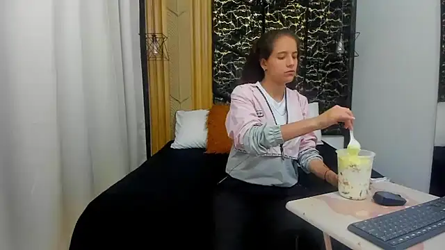 Snapshot of MiaCours chatting on February 23, 6:49 pm MiaCours online show from February 23, 6:49 pm