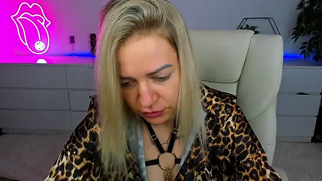 Snapshot of Anna_Snows chatting on October 3, 5:37 am Anna Snows online show from October 3, 5:37 am