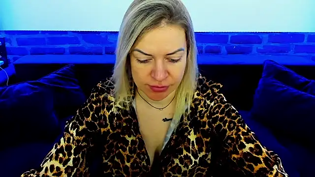 Snapshot of Anna_Snows chatting on November 6, 6:36 am Anna Snows online show from November 6, 6:36 am