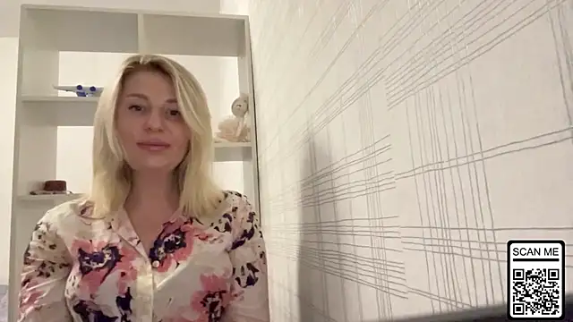 Snapshot of Blondie_xoxoxo chatting on October 25, 4:46 pm Blondie xoxoxo online show from October 25, 4:46 pm