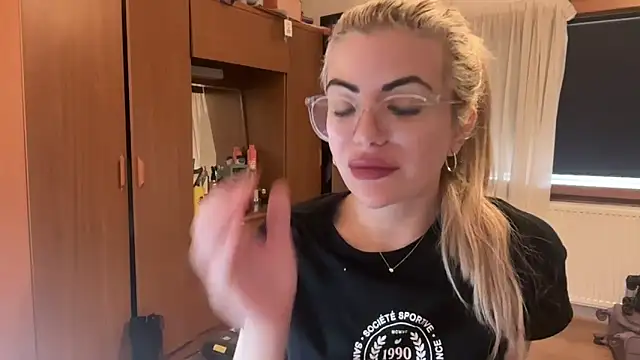 Snapshot of princess17 chatting on September 27, 2:11 pm princess17 online show from September 27, 2:11 pm