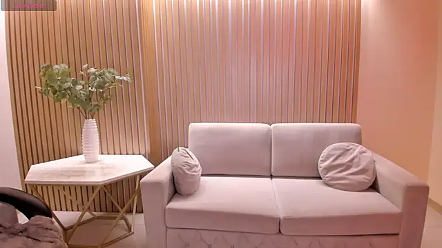 Snapshot of VeronicaBlue chatting on June 30, 9:43 am VeronicaBlue online show from June 30, 9:43 am