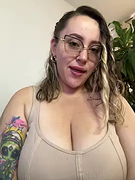 Snapshot of CurvyLust_x chatting on April 17, 1:25 pm CurvyLust x online show from April 17, 1:25 pm