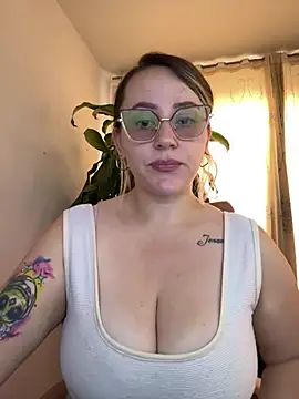 Snapshot of CurvyLust_x chatting on April 20, 1:47 pm CurvyLust x online show from April 20, 1:47 pm