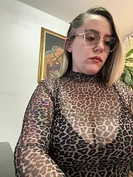 Snapshot of CurvyLust_x chatting on May 6, 2:33 pm CurvyLust x online show from May 6, 2:33 pm