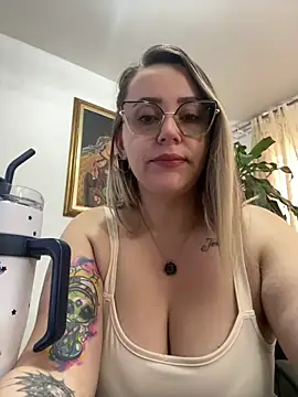 Snapshot of CurvyLust_x chatting on May 11, 2:12 pm CurvyLust x online show from May 11, 2:12 pm