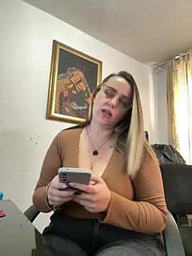 Snapshot of CurvyLust_x chatting on May 12, 3:31 pm CurvyLust x online show from May 12, 3:31 pm