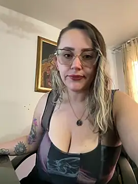 Snapshot of CurvyLust_x chatting on May 13, 1:19 pm CurvyLust x online show from May 13, 1:19 pm