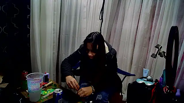 Snapshot of lillylooney chatting on October 29, 3:53 am lillylooney online show from October 29, 3:53 am