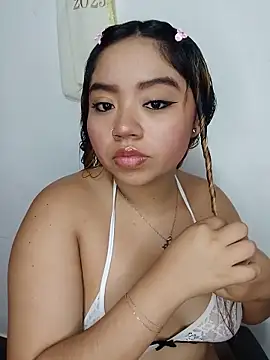 Snapshot of Emily__Hott chatting on May 22, 9:26 am Emily Hott online show from May 22, 9:26 am