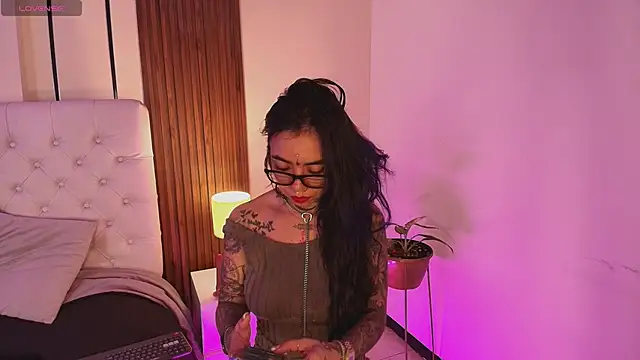 Snapshot of ViolettaAlemida chatting on January 6, 1:15 pm ViolettaAlemida online show from January 6, 1:15 pm