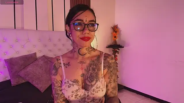 Snapshot of ViolettaAlemida chatting on January 7, 1:13 pm ViolettaAlemida online show from January 7, 1:13 pm