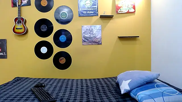 skinnyverus18 online show from February 14, 7:21 pm