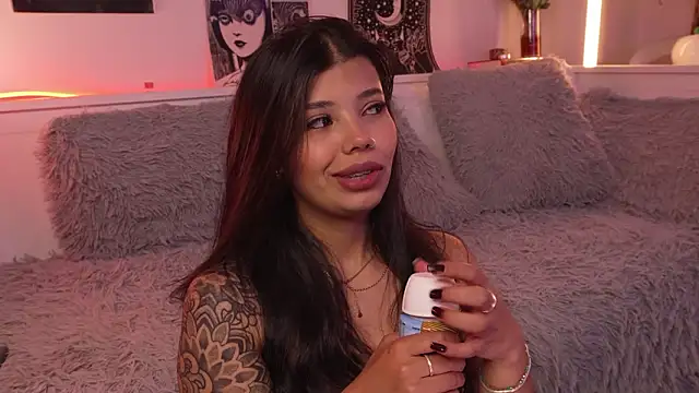 Snapshot of sophieee_art chatting on March 9, 5:55 am sophieee art online show from March 9, 5:55 am