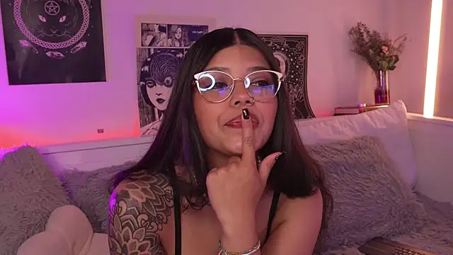 Snapshot of sophieee_art chatting on March 20, 5:01 am sophieee art online show from March 20, 5:01 am