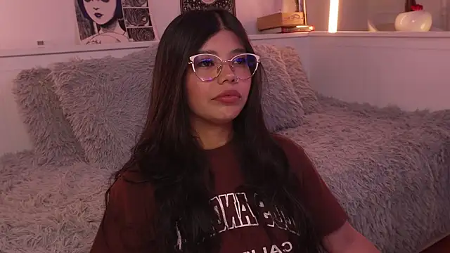 Snapshot of sophieee_art chatting on March 25, 3:56 am sophieee art online show from March 25, 3:56 am