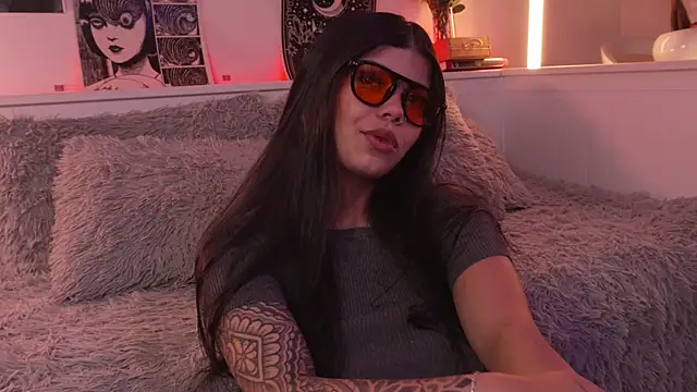 Snapshot of sophieee_art chatting on April 10, 10:31 am sophieee art online show from April 10, 10:31 am