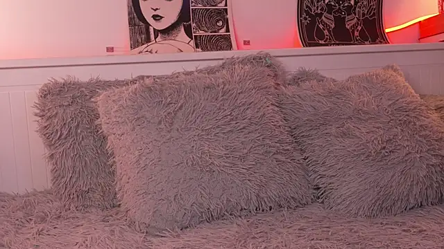 Snapshot of sophieee_art chatting on April 16, 3:40 am sophieee art online show from April 16, 3:40 am