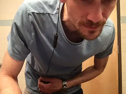 Snapshot of handyman7766 chatting on January 5, 3:34 pm handyman7766 online show from January 5, 3:34 pm