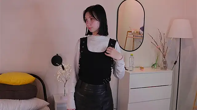 SuzanneHowse online show from November 22, 7:40 am