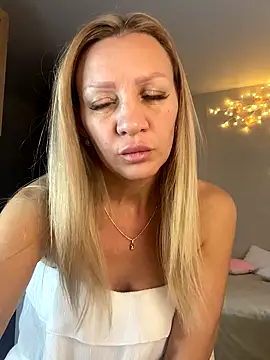 Snapshot of Bellissa_ chatting on October 10, 8:35 am Bellissa online show from October 10, 8:35 am